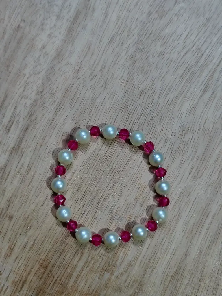 White pearl and pink colour bracelet