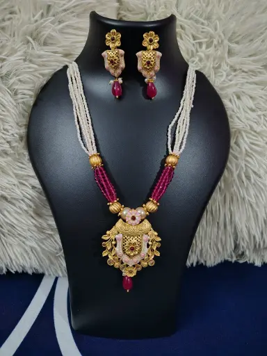 Pink colour pearl necklace